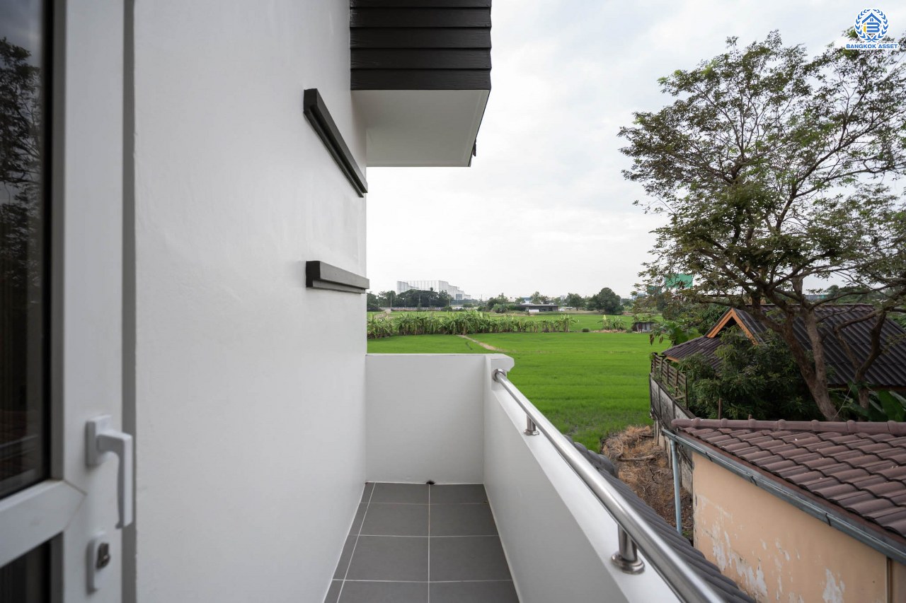 บ้านมือสองตกแต่งใหม่ โครงการ ลภาวัน15 ราชพฤกษ์ เนื้อที่ 50.5 ตร.ว. ฟังก์ชันครบ 3 ห้องนอน 3 ห้องน้ำ 2 ที่จอดรถ บ้านสวยสภาพดี พร้อมเข้าอยู่ บนทำเลศักยภาพติดถนนราชพฤกษ์ เชื่อมสู่แจ้งวัฒนะได้อย่างรวดเร็ว ใกล้รถไฟฟ้าสายสีม่วง "สถานีบางรักใหญ่"